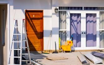 Utvendig arbeid med utskifting av dører utført av BM Bygg AS for borettslag og sameier