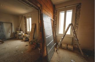 Pågående innvendig oppussing med verktøy og materialer som viser faglig kvalitet fra BM Bygg AS