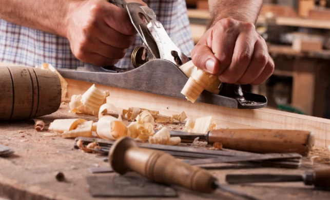 Håndverker fra BM Bygg AS som finsliper treverk for et profesjonelt resultat If you want, I can also prepare image titles or captions to match these perfectly.