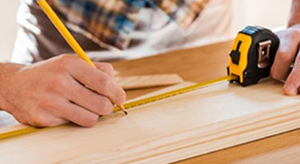 Nøyaktig oppmåling av treverk utført av snekker fra BM Bygg AS