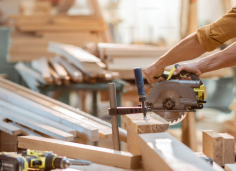 Snekker fra BM Bygg AS som utfører trearbeid med sirkelsag i verksted